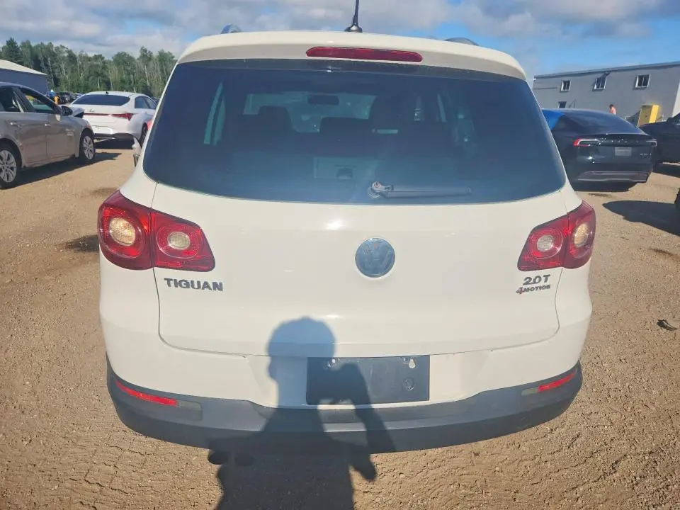 2010 VOLKSWAGEN TIGUAN SE  