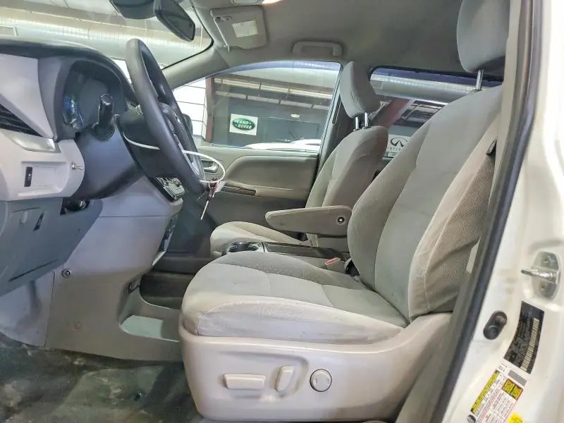 2018 TOYOTA SIENNA LE  