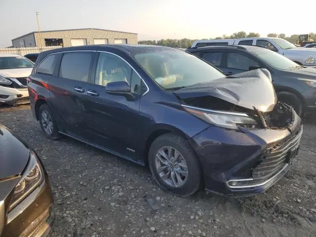 2021 TOYOTA SIENNA XLE  