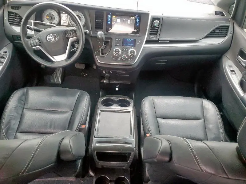 2016 TOYOTA SIENNA SE  