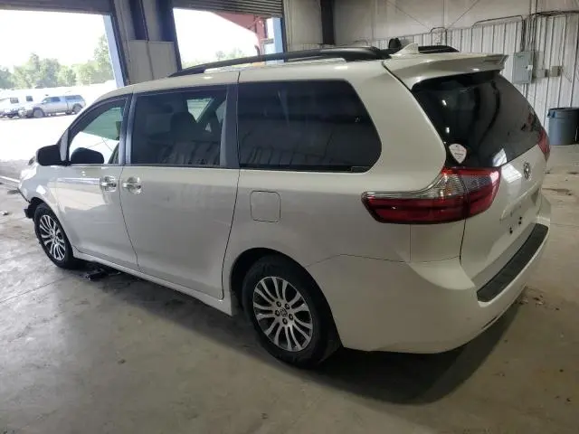 2020 TOYOTA SIENNA XLE  