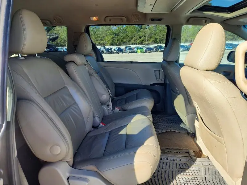 2016 TOYOTA SIENNA XLE  