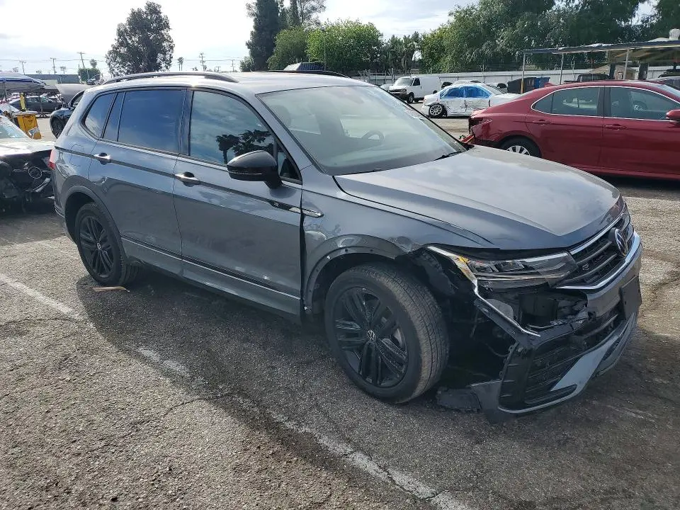 2022 VOLKSWAGEN TIGUAN SE R-LINE BLACK  