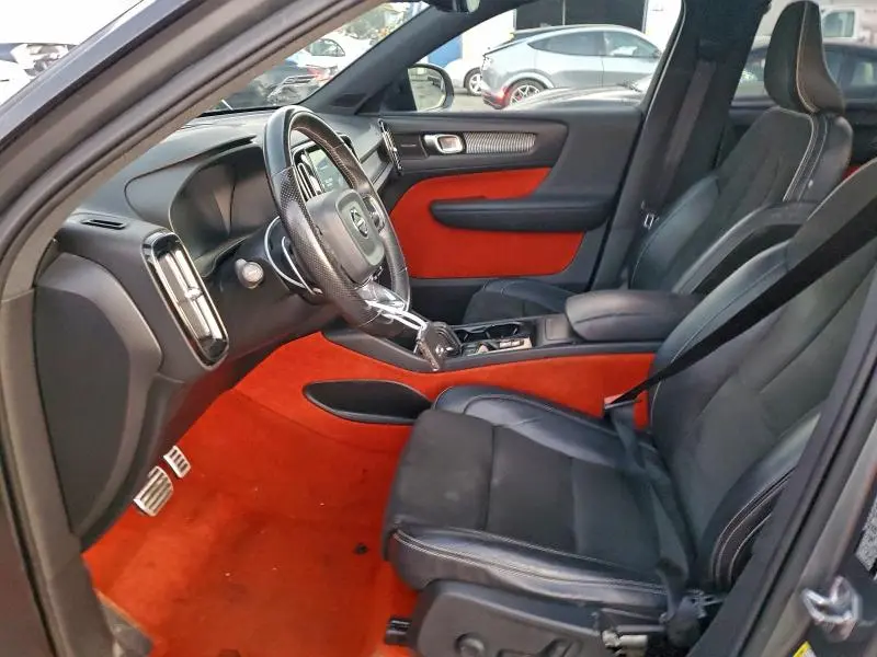 2019 VOLVO XC40 T5 MOMENTUM  