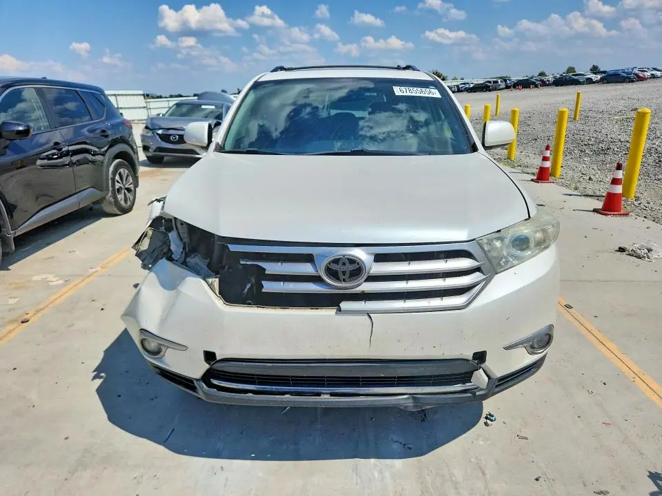 2013 TOYOTA HIGHLANDER SE  
