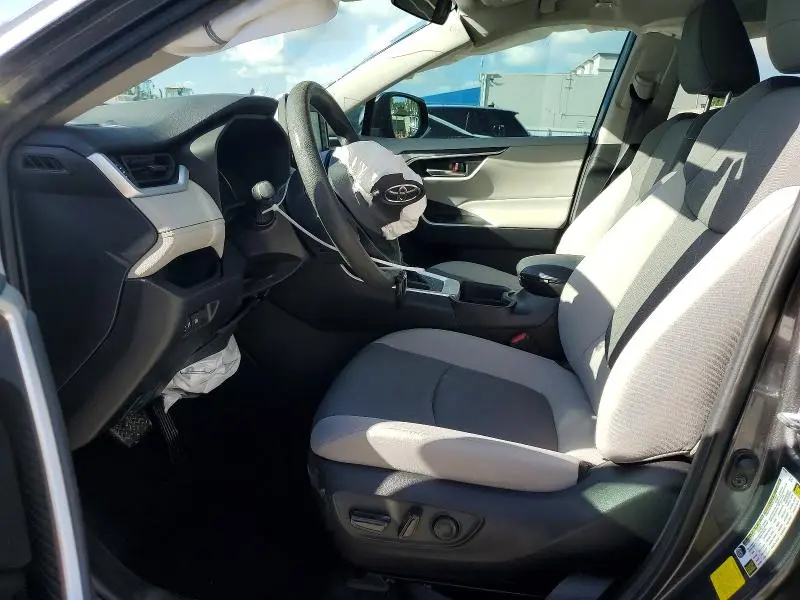 2021 TOYOTA RAV4 XLE  