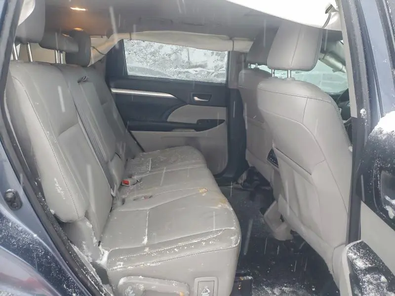 2018 TOYOTA HIGHLANDER SE  