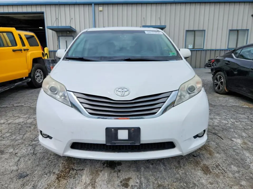 2014 TOYOTA SIENNA XLE 8-PASSENGER  