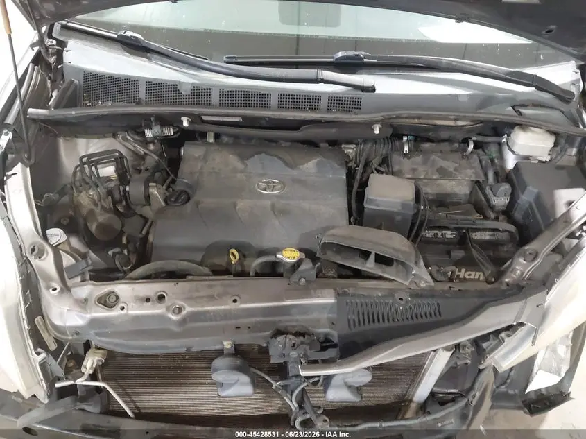 2014 TOYOTA SIENNA XLE V6 8 PASSENGER