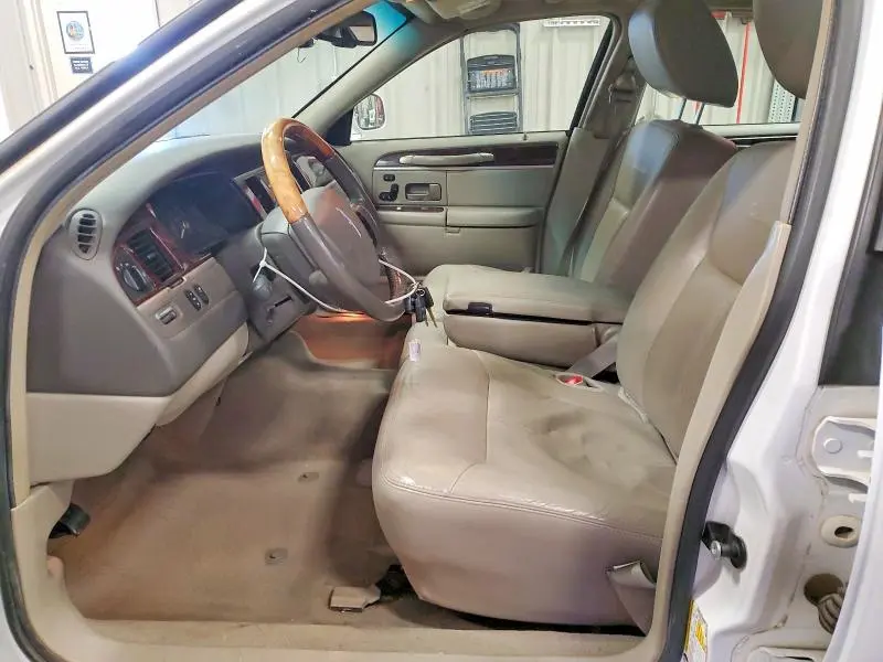 2011 LINCOLN TOWN CAR SIGNATURE LIMITED  