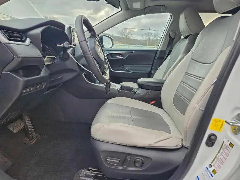 2020 TOYOTA RAV4 XLE  