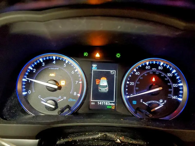 2019 TOYOTA HIGHLANDER SE  