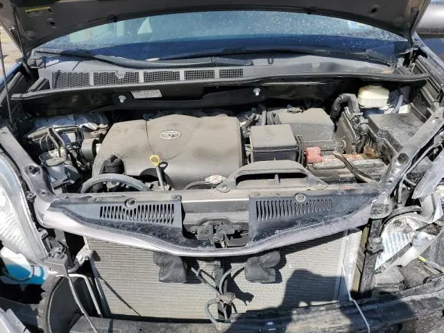 2017 TOYOTA SIENNA LE  