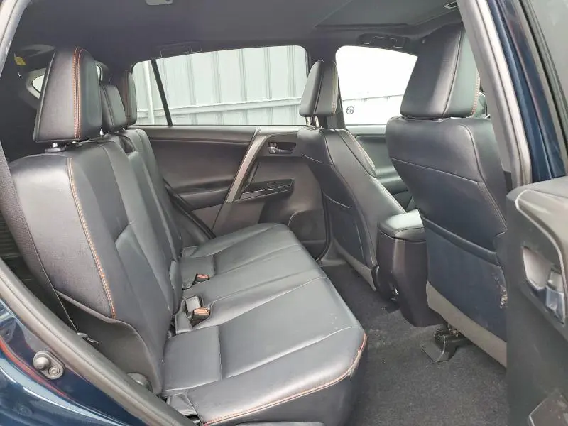 2018 TOYOTA RAV4 SE  