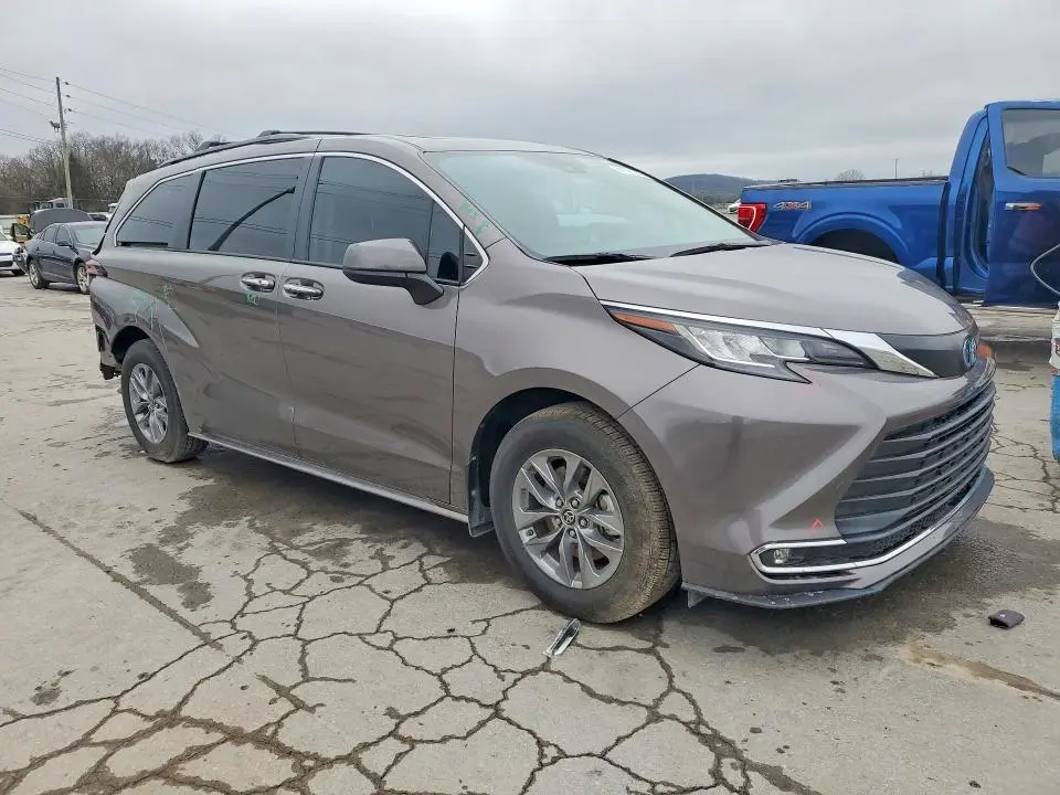 2022 TOYOTA SIENNA XLE 8-PASSENGER  