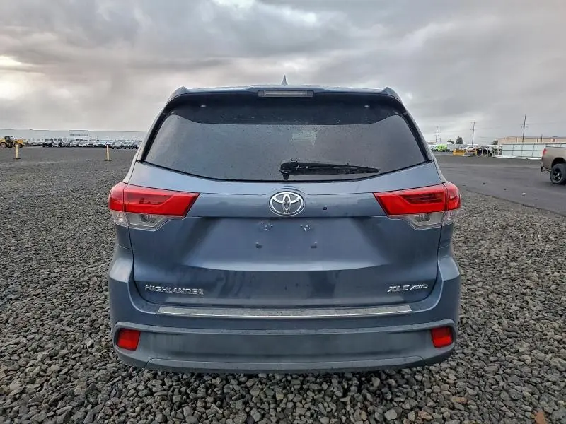 2017 TOYOTA HIGHLANDER SE  