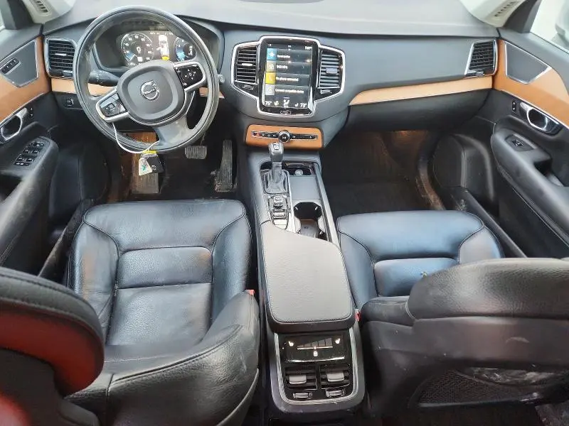 2021 VOLVO XC90 T6 MOMENTUM  