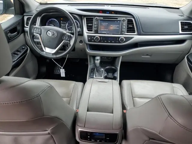 2019 TOYOTA HIGHLANDER SE  