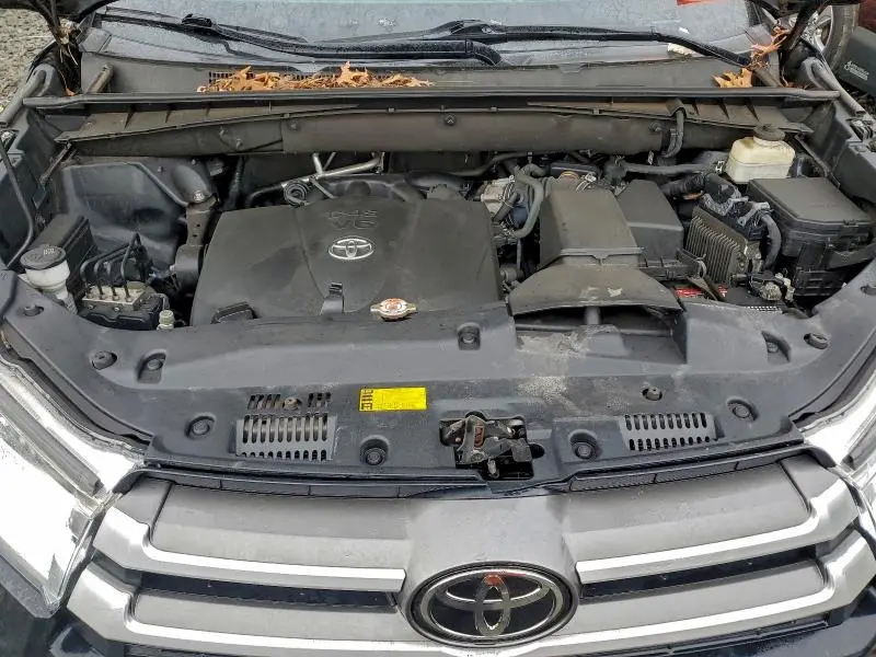 2018 TOYOTA HIGHLANDER SE  