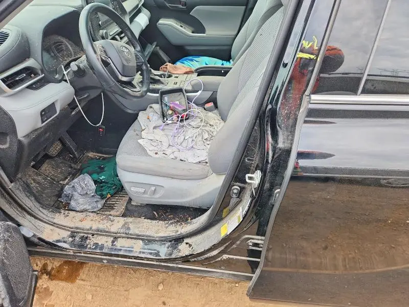 2021 TOYOTA HIGHLANDER LE  
