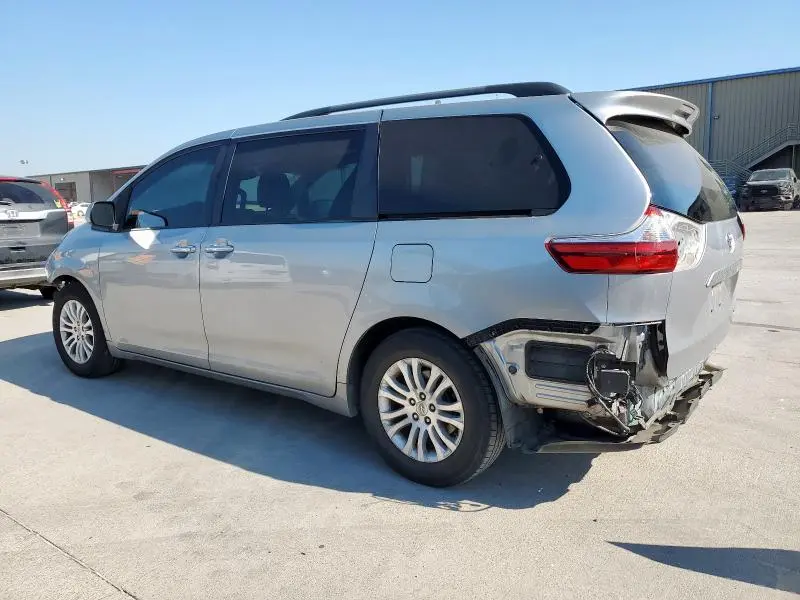 2017 TOYOTA SIENNA XLE  