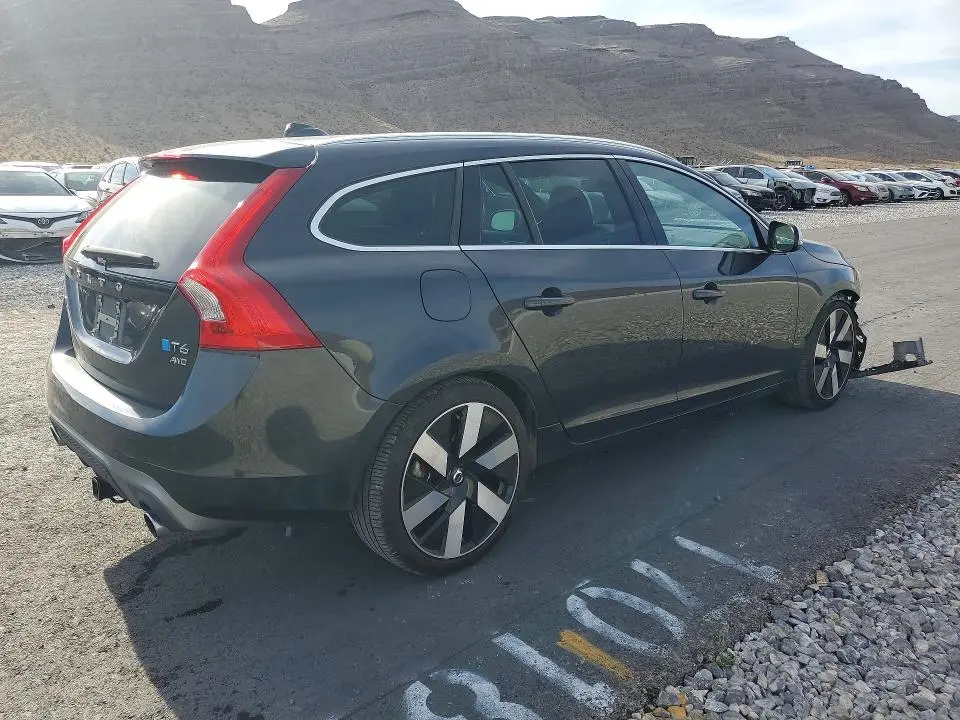 2015 VOLVO V60 R DESIGN  