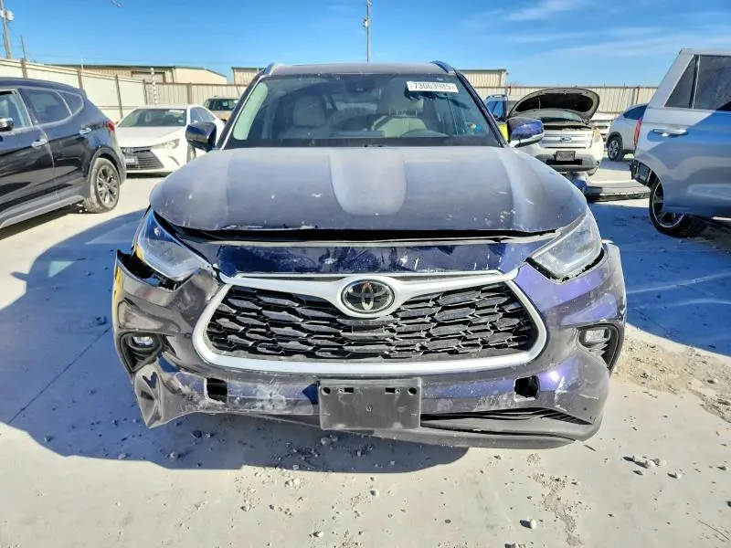 2021 TOYOTA HIGHLANDER XLE  