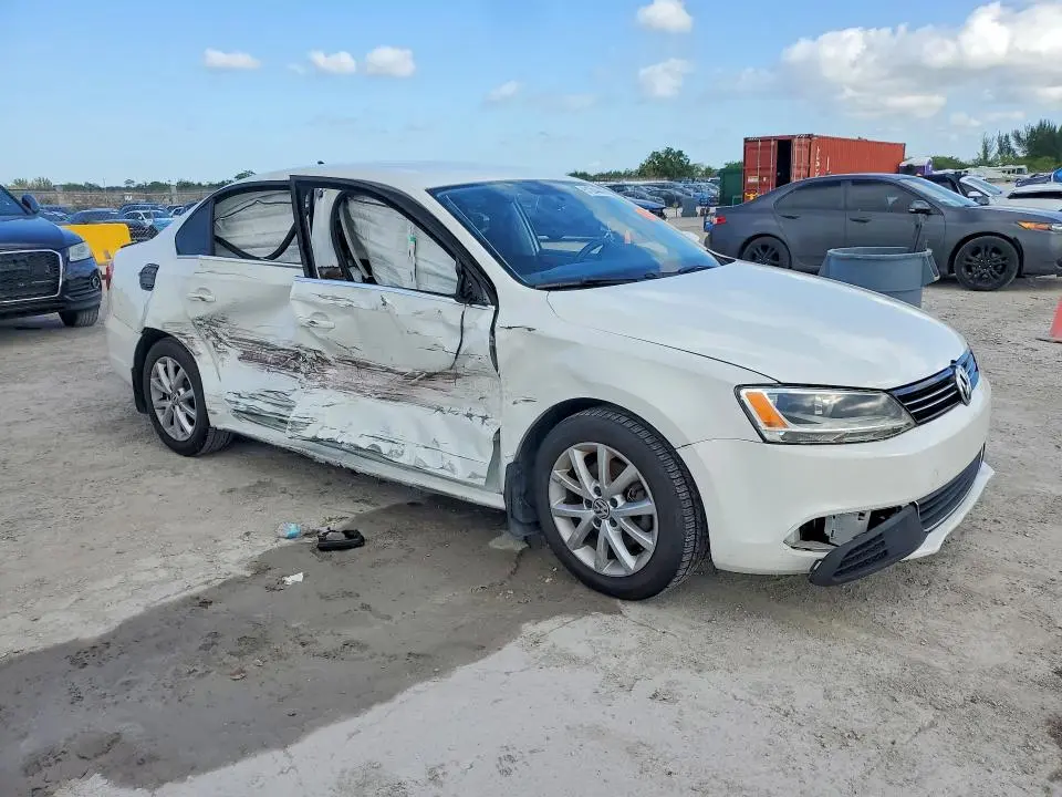 2013 VOLKSWAGEN JETTA SE  