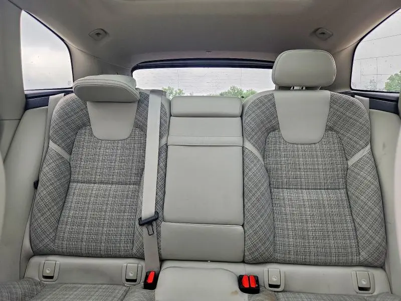 2022 VOLVO XC60 B5 MOMENTUM  