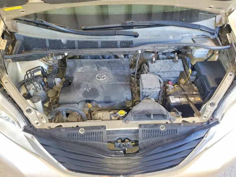2011 TOYOTA SIENNA LE  