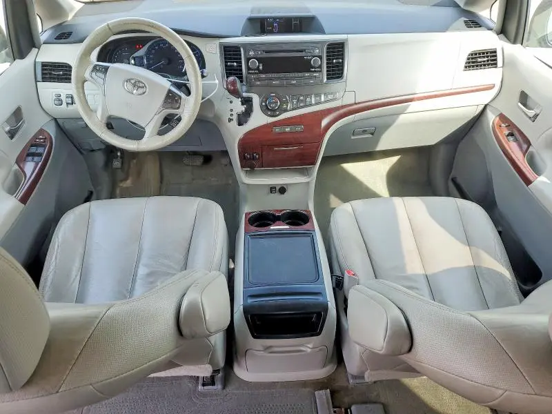 2013 TOYOTA SIENNA XLE  