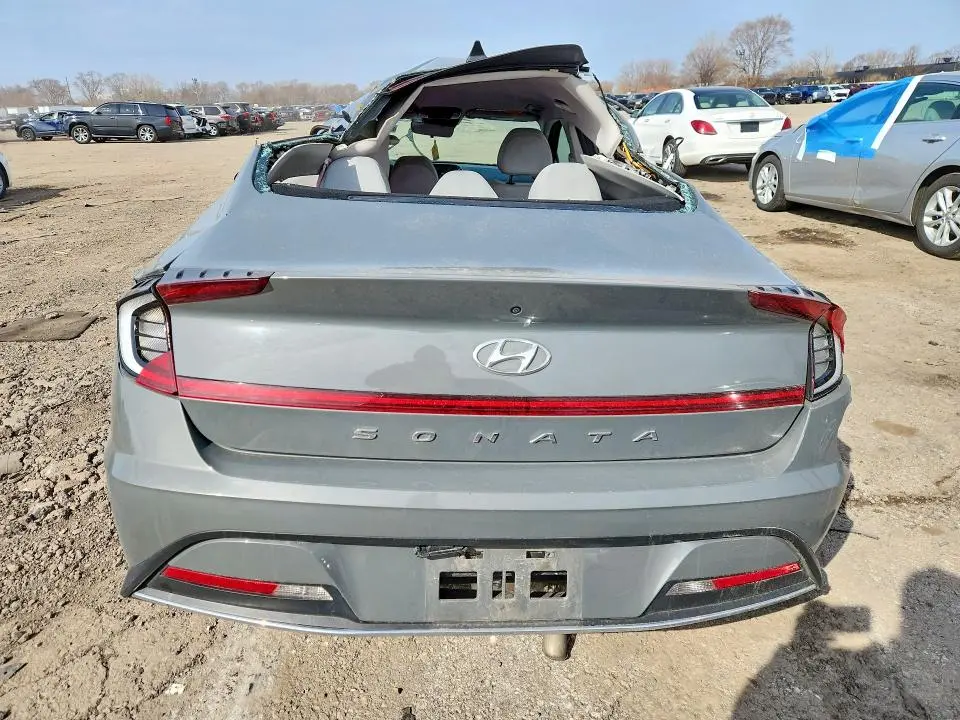 2022 HYUNDAI SONATA SE  