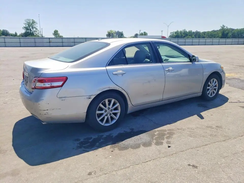 2011 TOYOTA CAMRY XLE V6  
