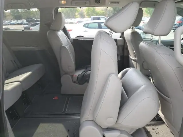 2017 TOYOTA SIENNA XLE  