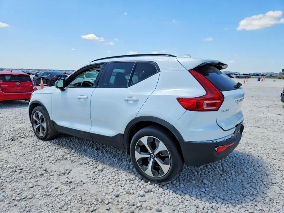 2023 VOLVO XC40 PLUS  
