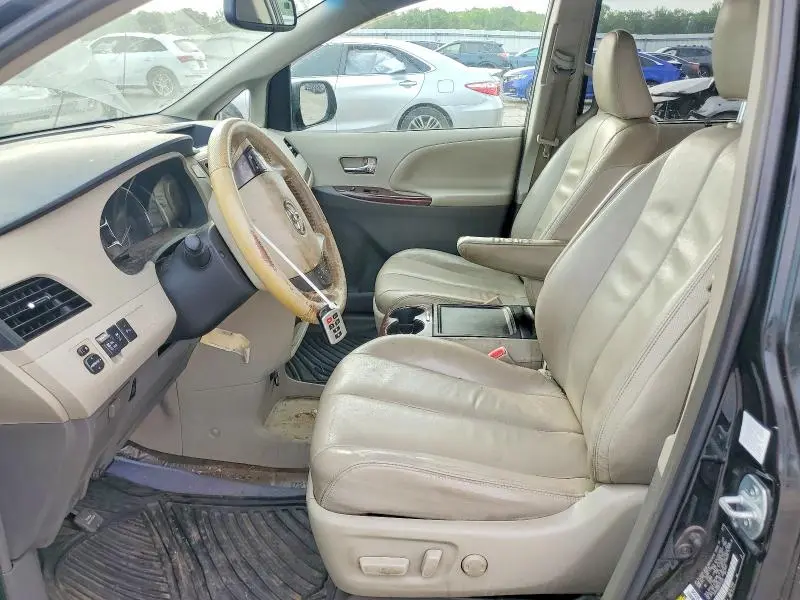 2014 TOYOTA SIENNA XLE 8-PASSENGER  