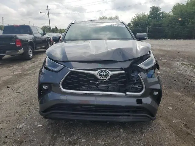 2021 TOYOTA HIGHLANDER XLE  