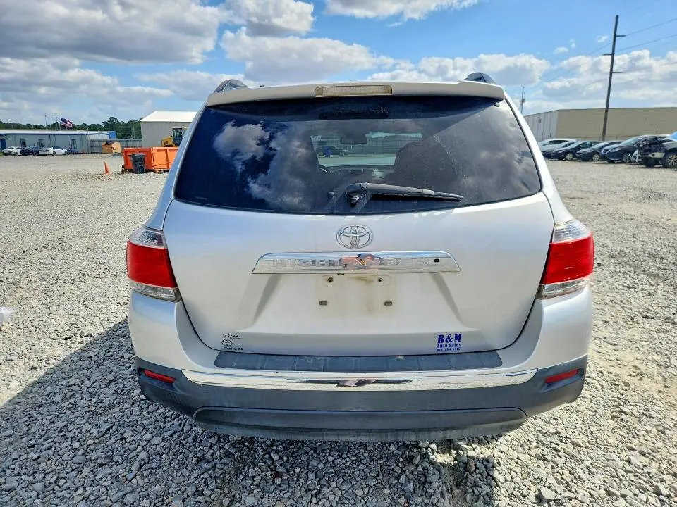 2013 TOYOTA HIGHLANDER SE  