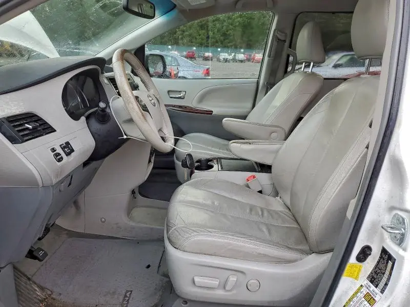 2012 TOYOTA SIENNA SE 8-PASSENGER  