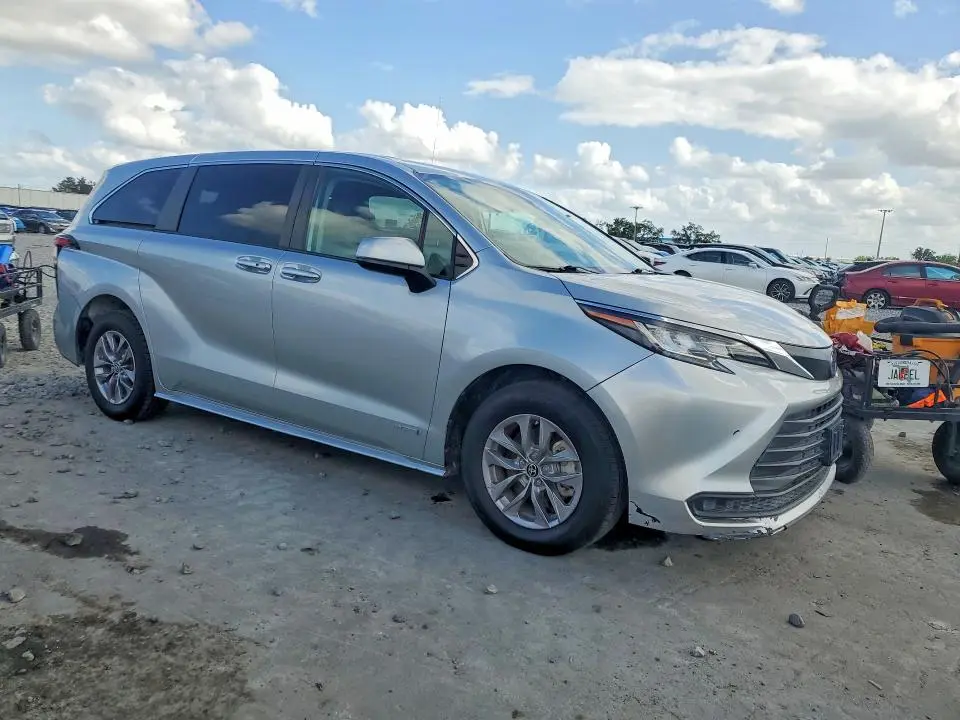 2021 TOYOTA SIENNA LE 8-PASSENGER  
