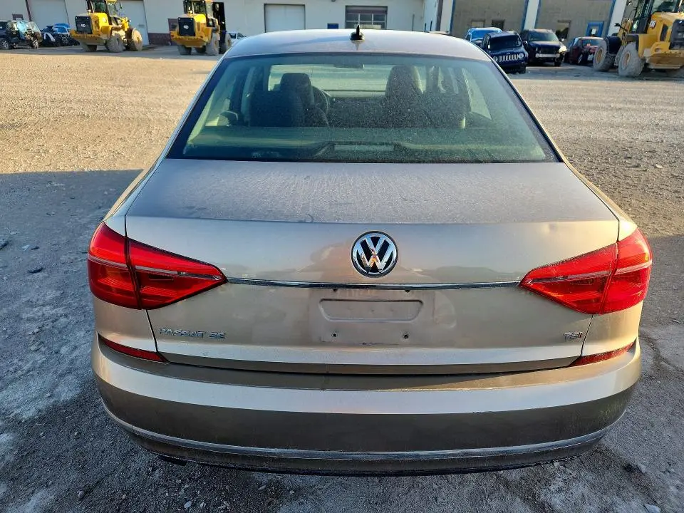 2016 VOLKSWAGEN PASSAT SE  