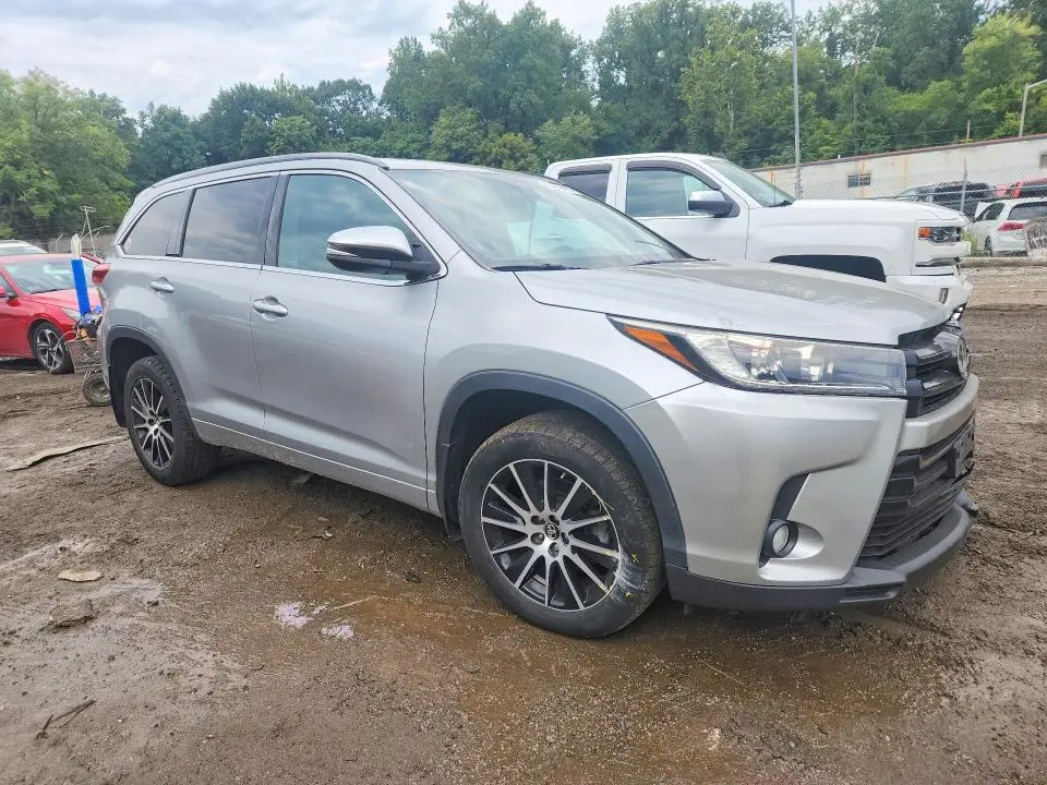 2017 TOYOTA HIGHLANDER SE  