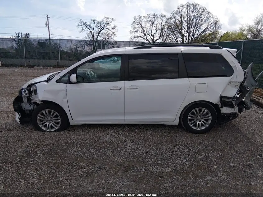 2013 TOYOTA SIENNA XLE V6 8 PASSENGER