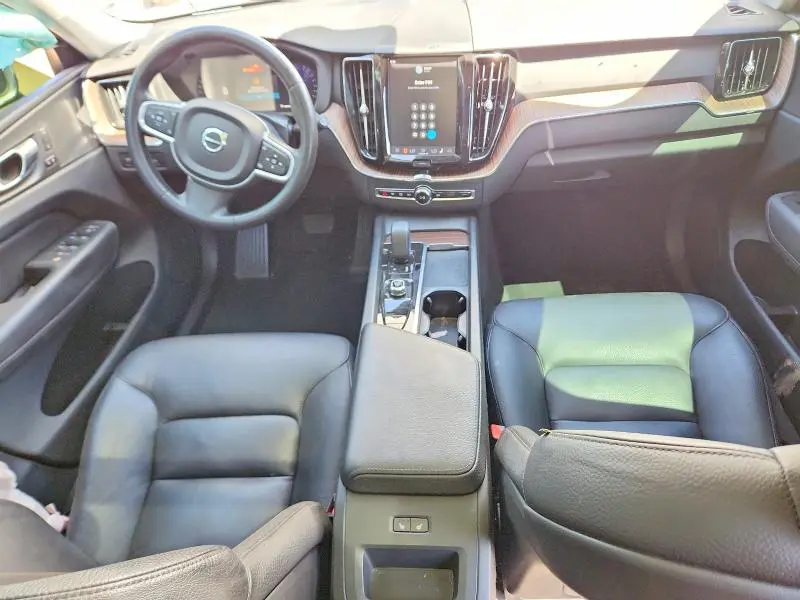 2022 VOLVO XC60 B5 MOMENTUM  