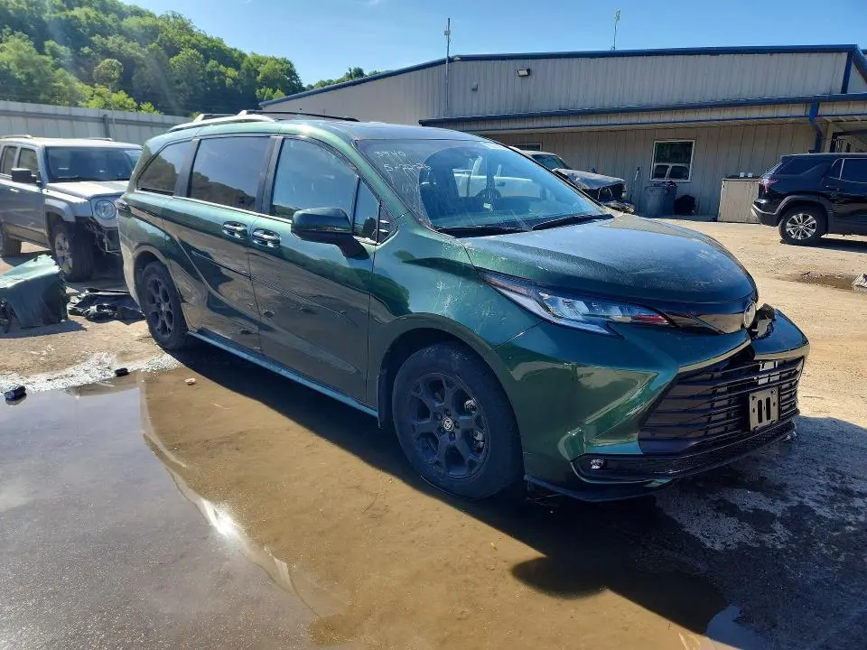 2025 TOYOTA SIENNA WOODLAND EDITION  