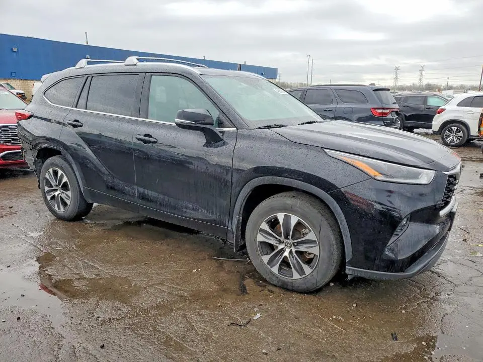 2021 TOYOTA HIGHLANDER XLE  