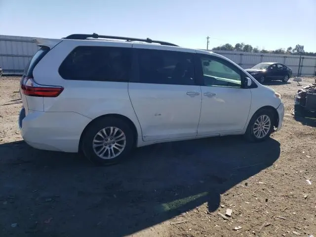 2017 TOYOTA SIENNA XLE  
