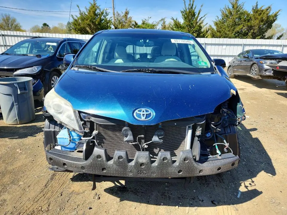 2011 TOYOTA SIENNA LE 8-PASSENGER  