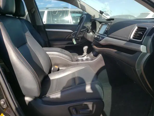 2017 TOYOTA HIGHLANDER SE