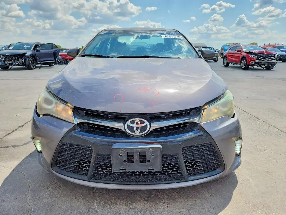 2016 TOYOTA CAMRY SE  